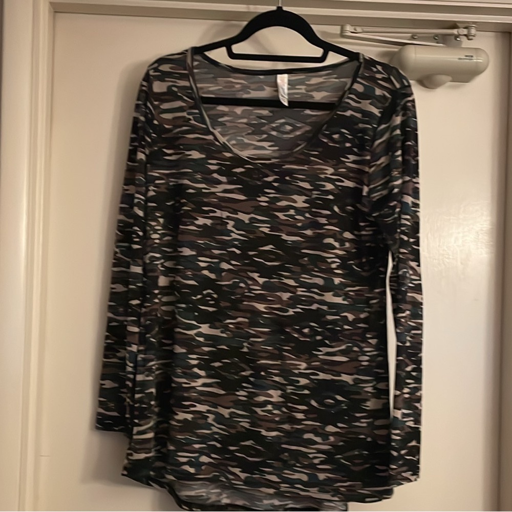 Lularoe Long Sleeve Lynnae top, black flowing, long sleeve new without tags